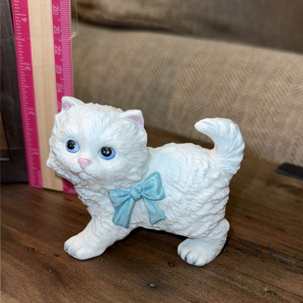 Vintage Homco Porcelain Bisque Playful White Persian Kitten Cat Blue Eyes